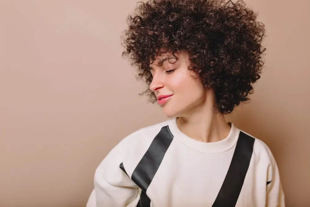 Guide Complet pour Cheveux Bouclés : Produits, et Soins Efficaces