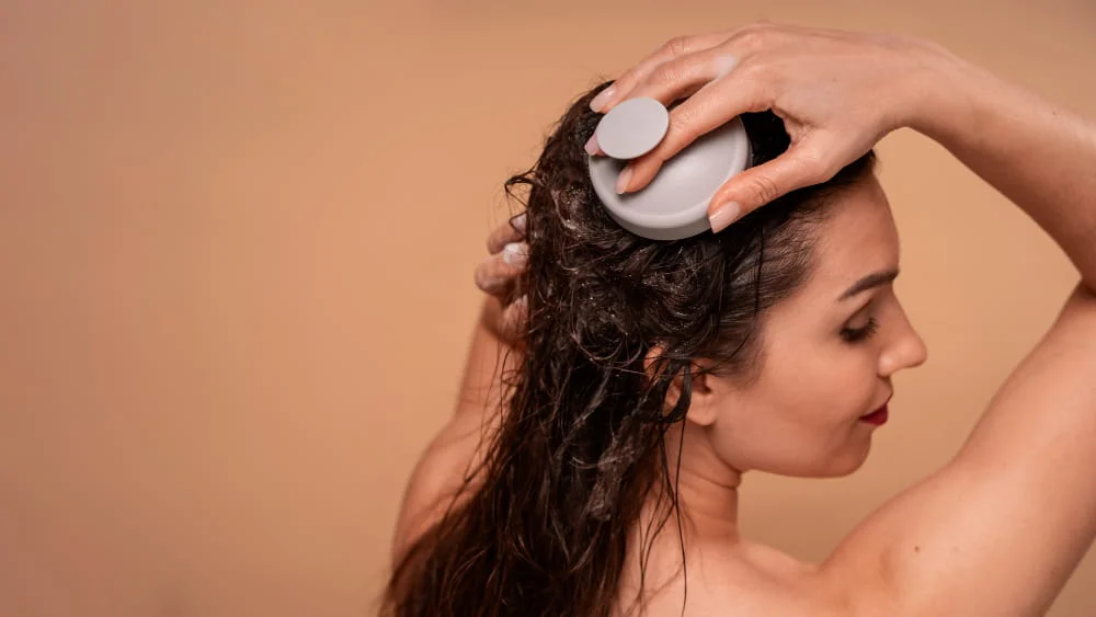 Gommage du Cuir Chevelu : Le Secret pour Booster la Pousse